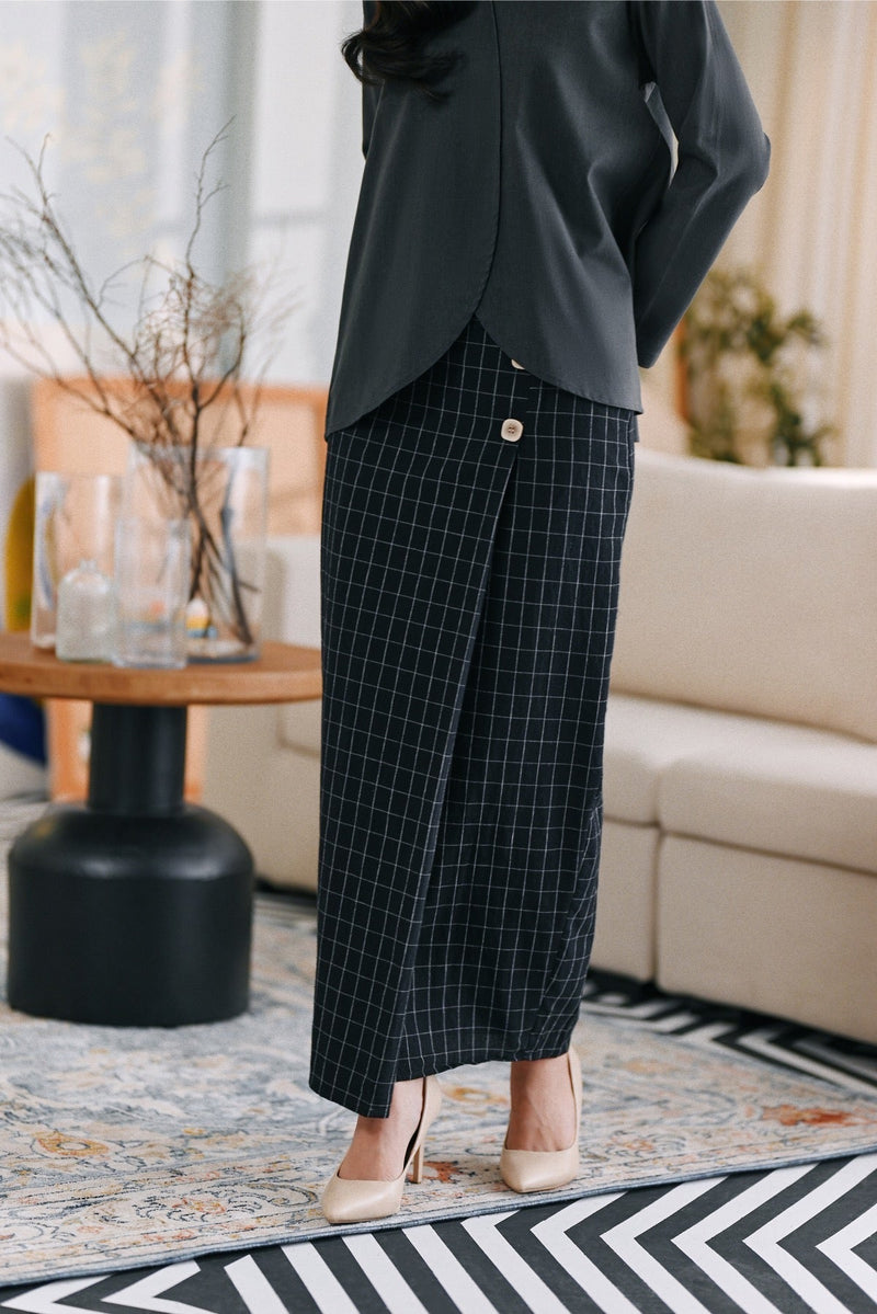 The Caya Women Bintang Folded Skirt - Good Black Checked