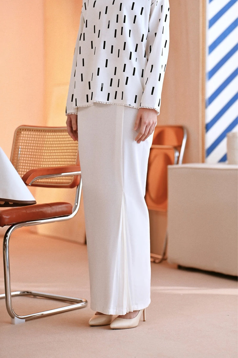 The Maraton Women Pleats Skirt - White