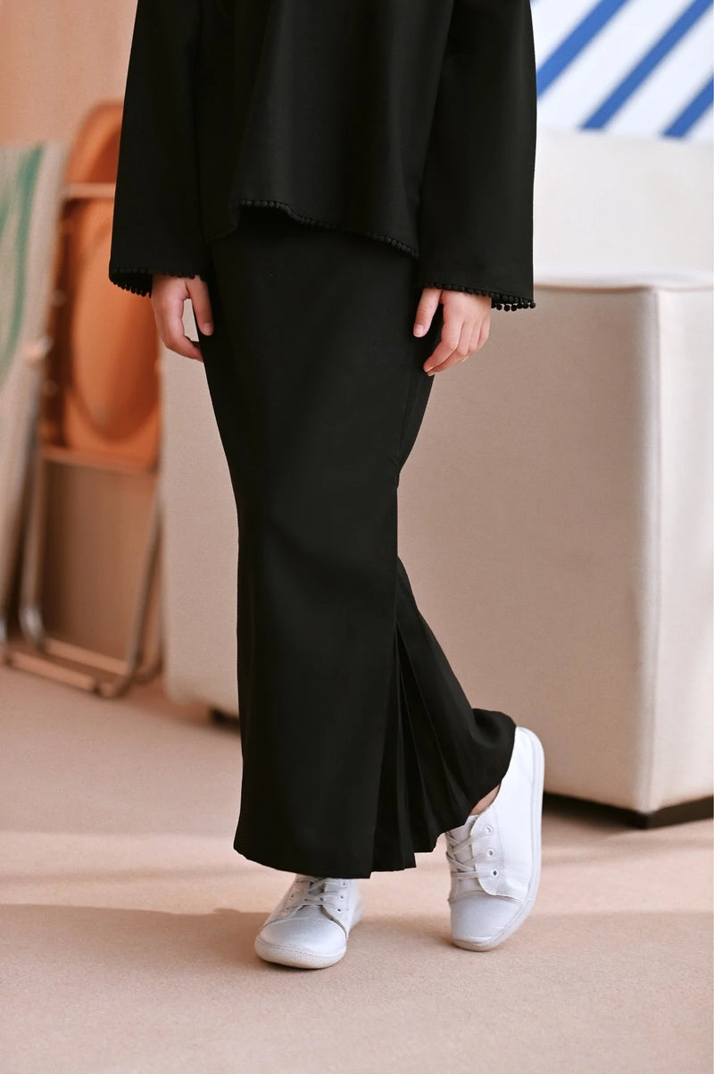 The Maraton Pleats Skirt - Black