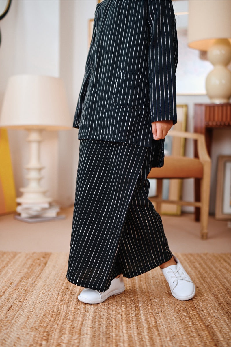 kain lipat depan hitam jalur budak