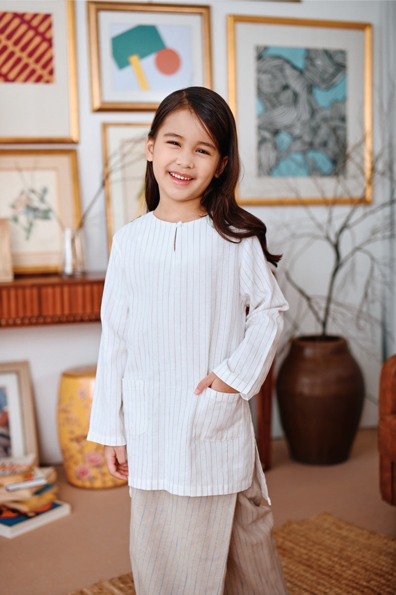 kurti bercorak jalur putih budak