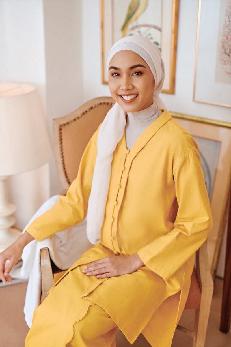 kebarung moden kuning perempuan dewasa