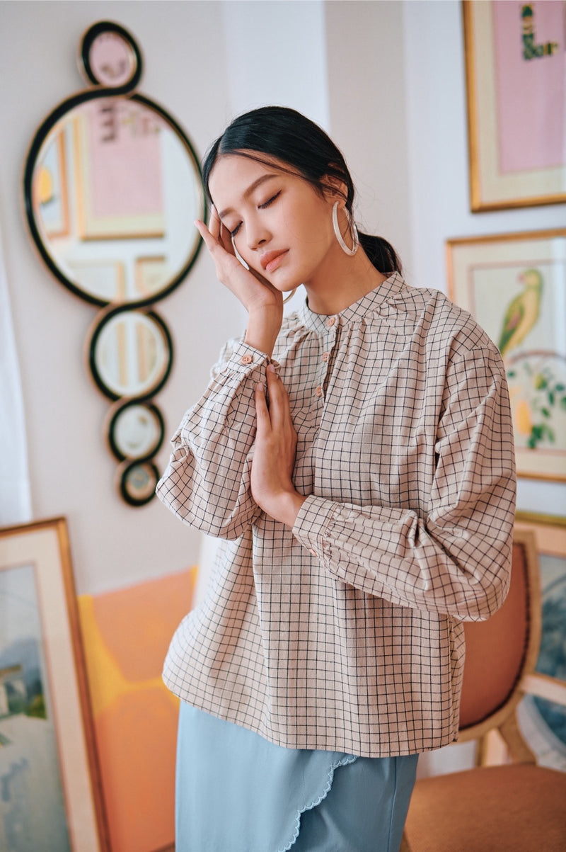 blouse lengan panjang petak berbutang perempuan