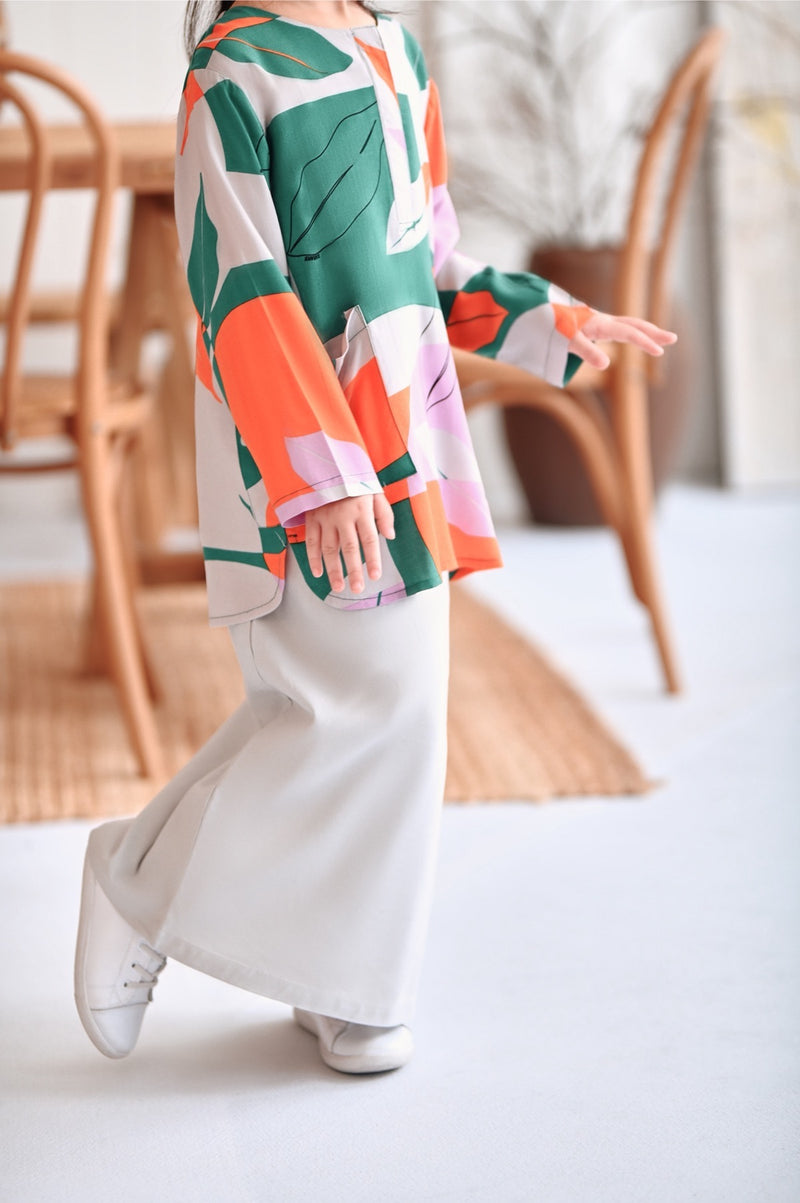 kain lipat depan kelabu budak