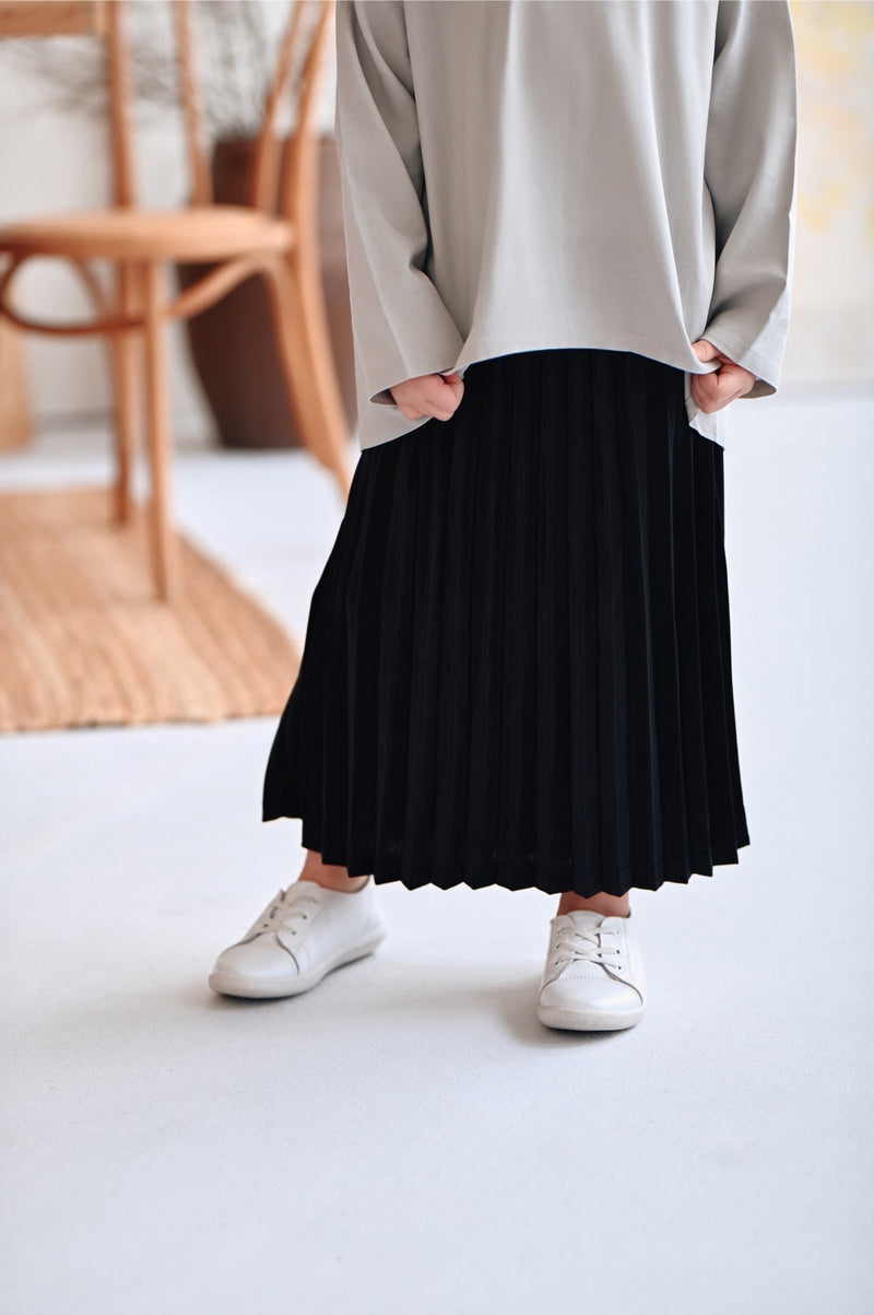 The Rehati Sun-Pleats Skirt - Black