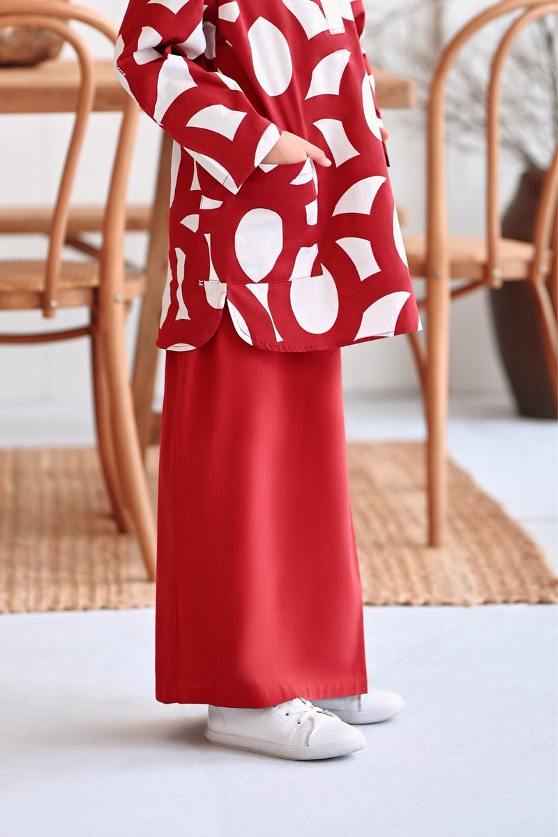 kain lipat depan merah budak