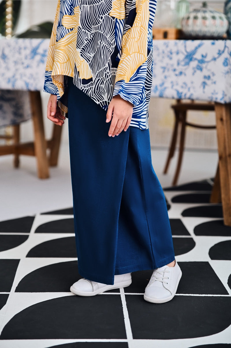 kain lipat depan biru gelap