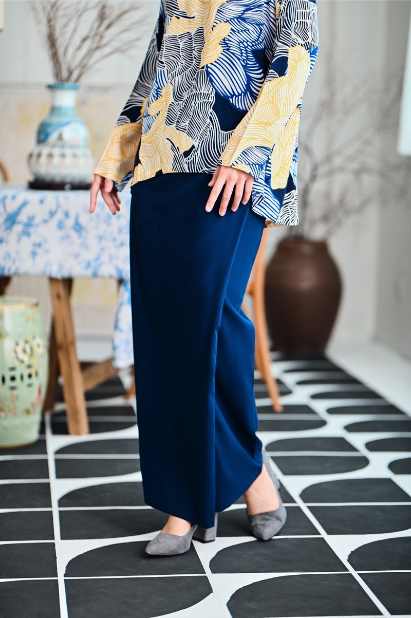 kain lipat depan biru gelap perempuan