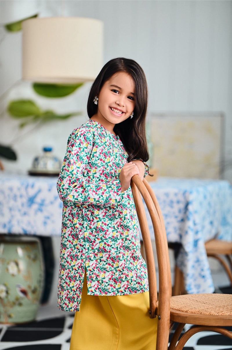 baju kurung bercorak bunga budak