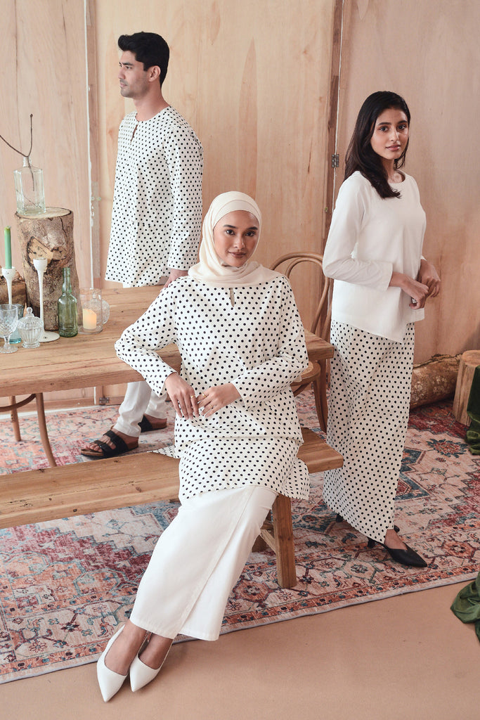 sedondon keluarga corak polka dot