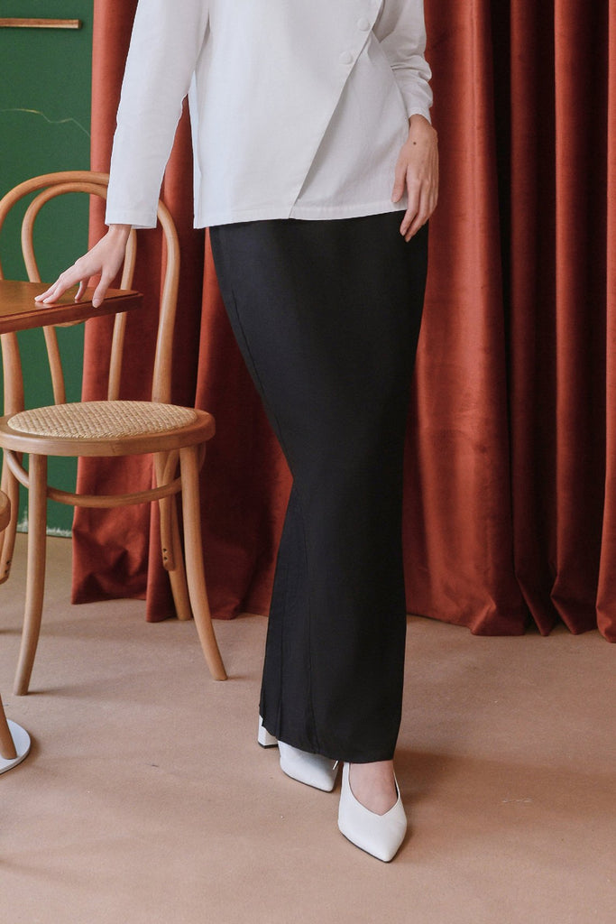 The Sungai Women Pleated Back Skirt - Black