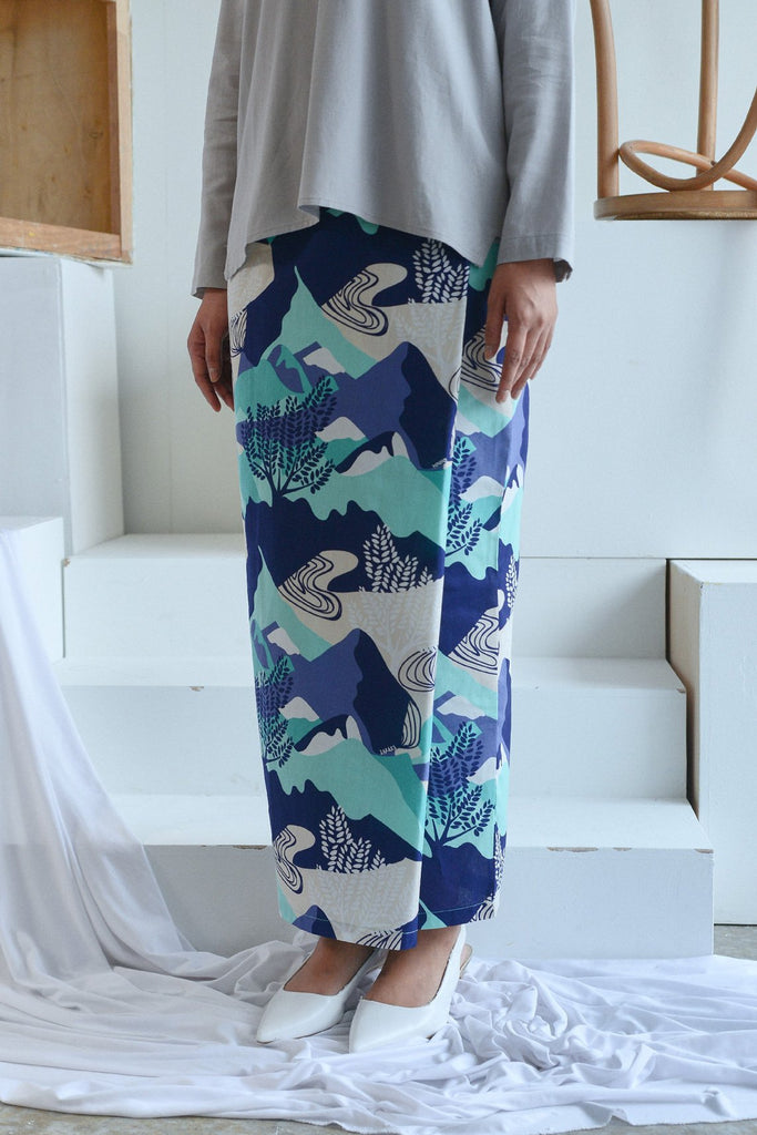 kain lipat depan bercorak