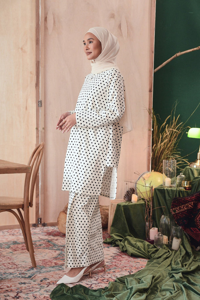 baju kurung sepasang corak polka dot