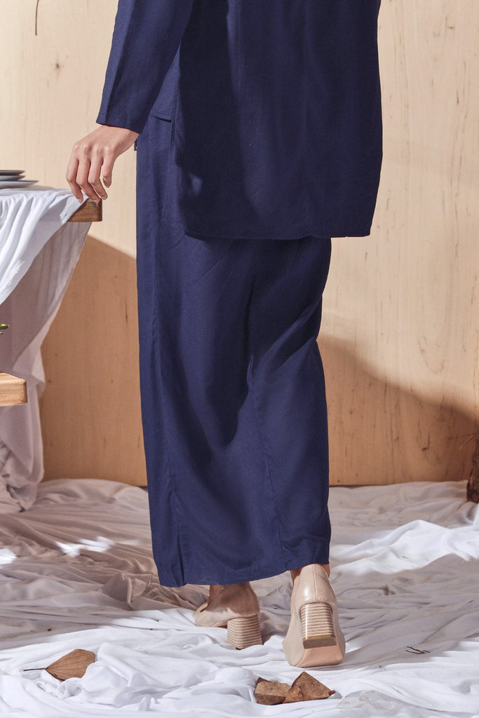 Plain Navy Blue skirt berlipat