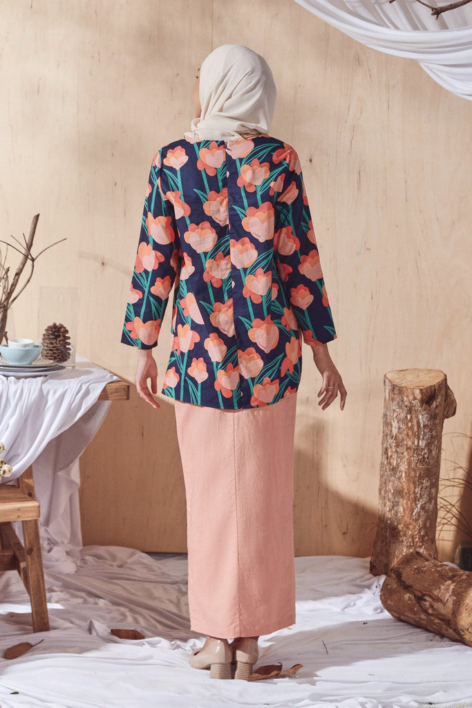 Corak Blouse matching Plain Folded Skirt