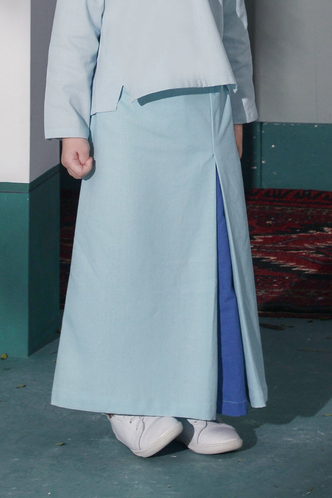 kain budak kipas depan biru muda