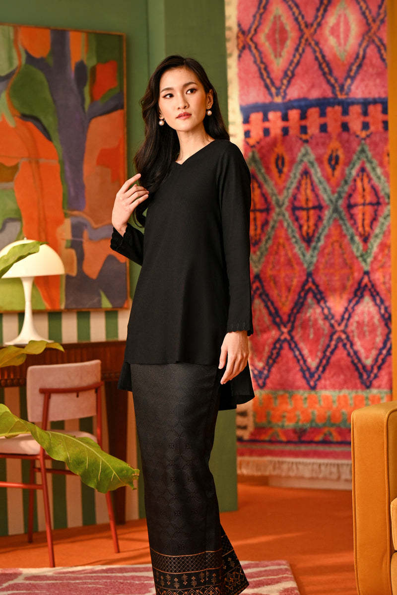 The Rasa Cinta Women Wavy Kurung Top - Black