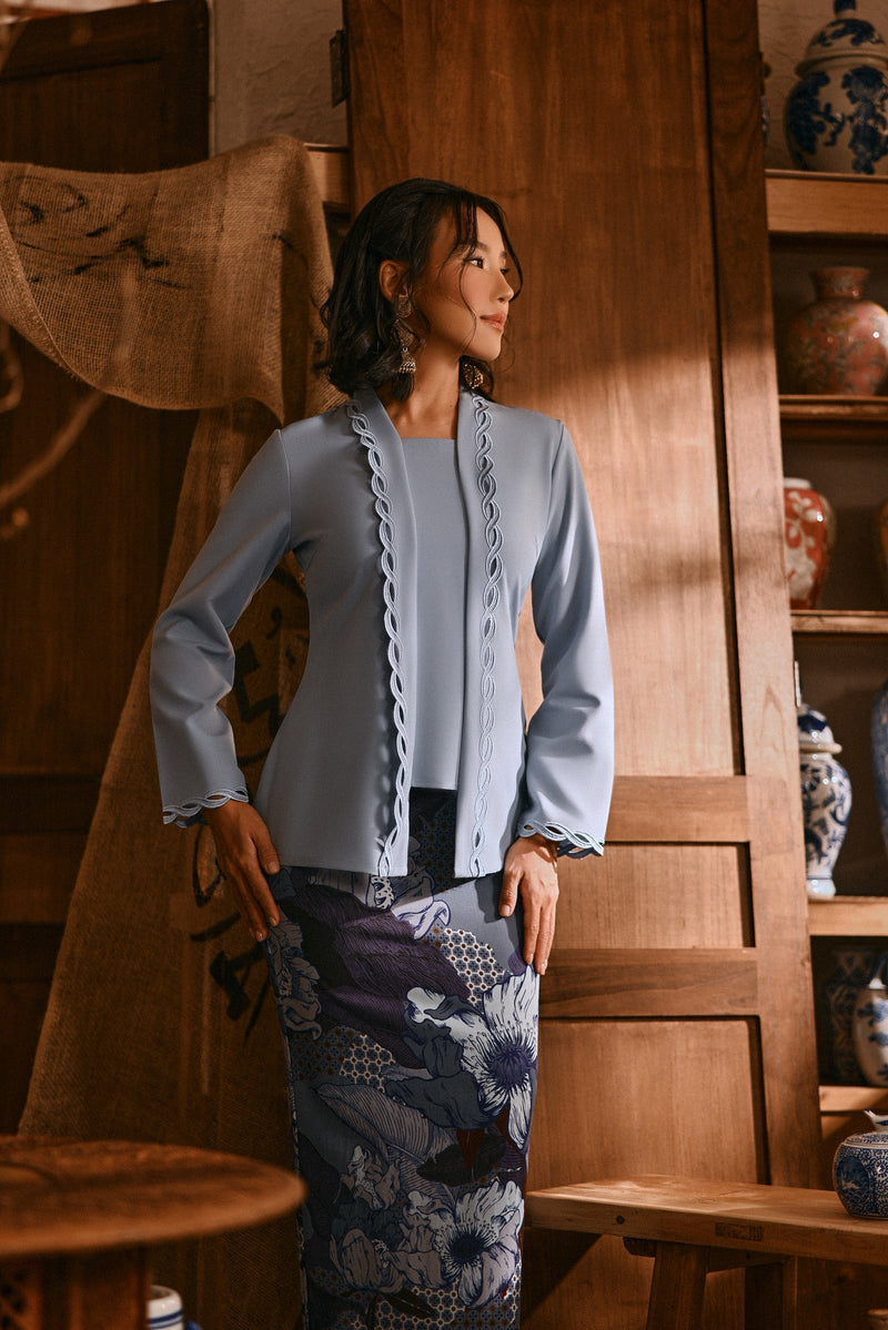 The Hariri Women Classic Kebaya Top - Blue Fog