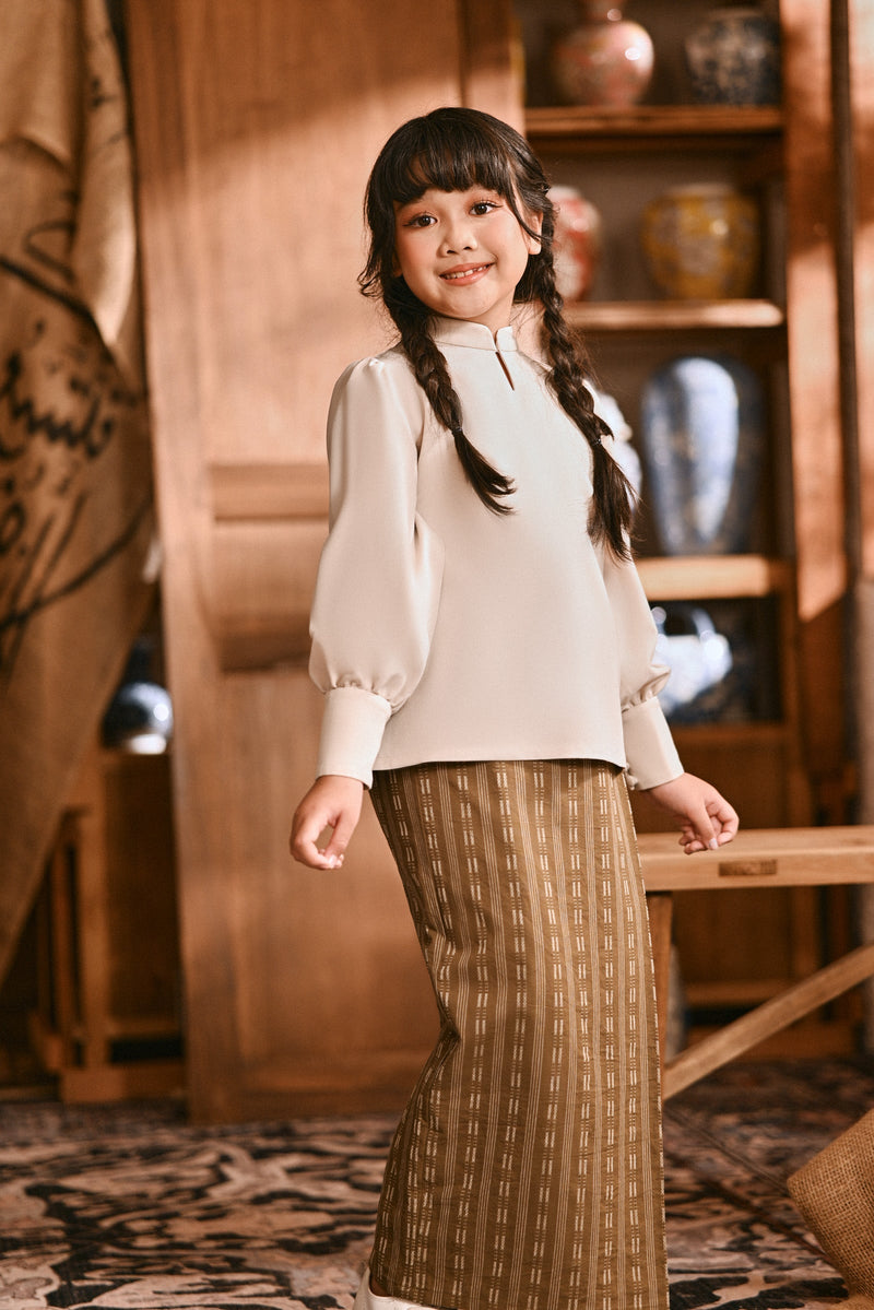 The Hariri Mandarin Collar Blouse - Fog Cream