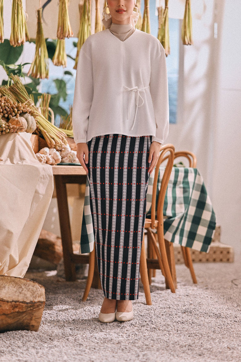 The Courtyard Women Folded Skirt - Black Beauty