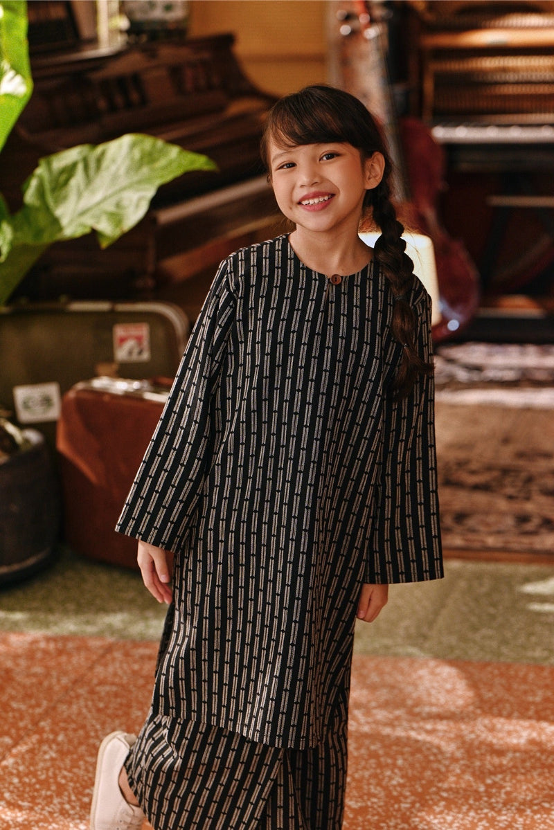 The Akar Kita Kurung Riau Top - Black Streak