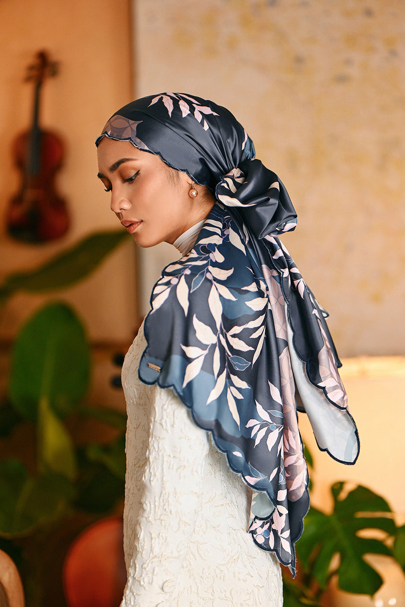 The Glow Women Broderie Shawl - Shine