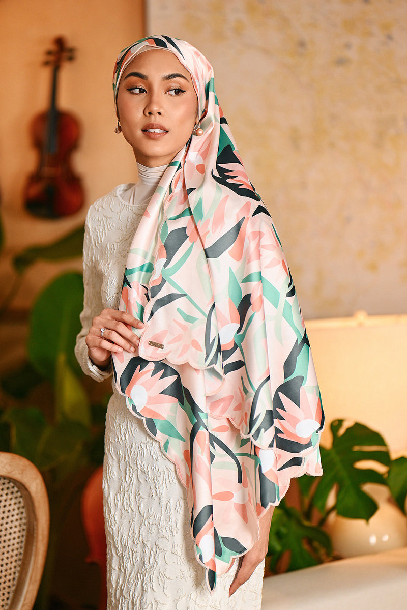 The Glow Women Broderie Shawl - Lily