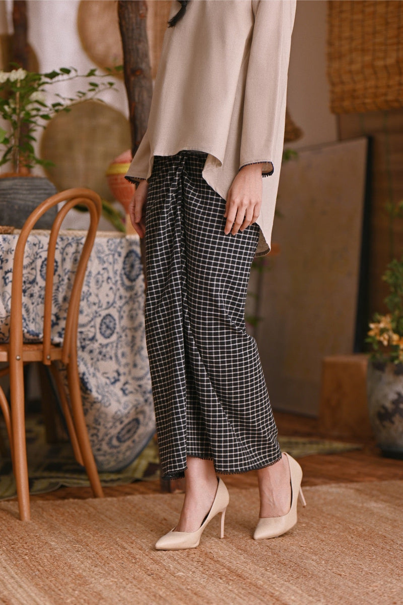 The Hening Women Wrap Skirt - Black Gingham