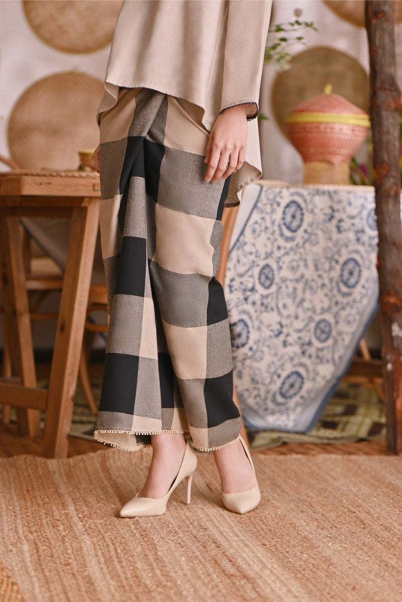 The Hening Women Wrap Skirt - Black Square