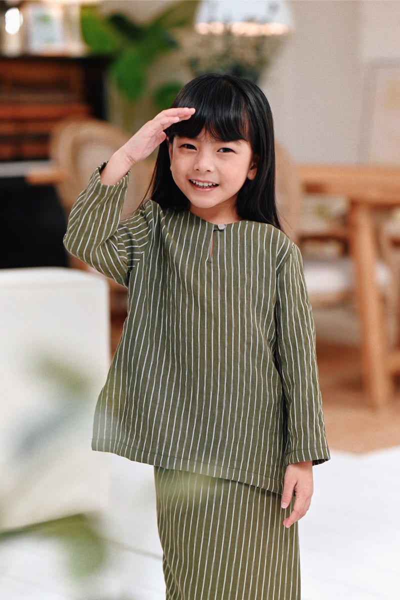 The Jumpa Pesak Kurung Top - Leaf Stripe