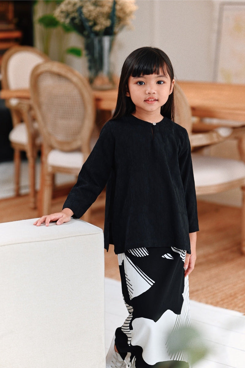 The Jumpa Pesak Kurung Top - Black Jacquard