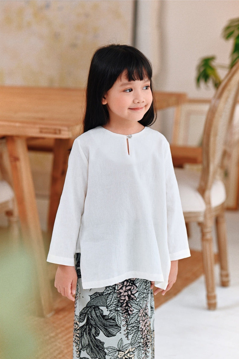 The Jumpa Pesak Kurung Top - White Jacquard