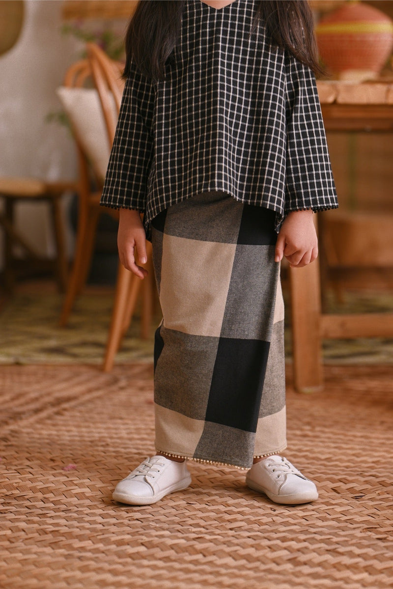 The Hening Folded Skirt - Black Square