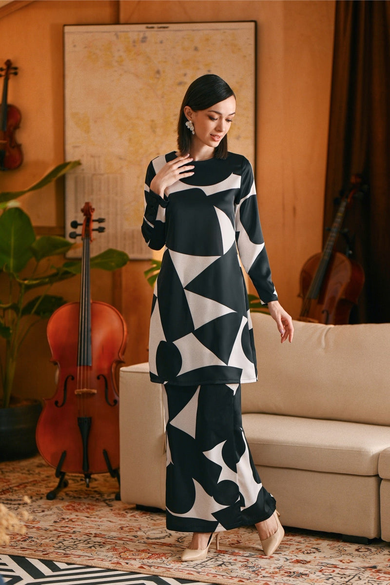 The Glow Women Chic Kurung Set - Black Geo
