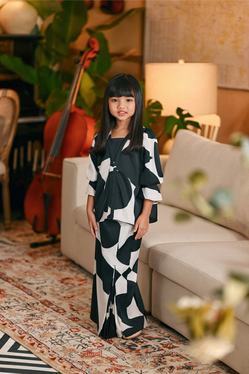 The Glow Chic Kebaya Set - Black Geo