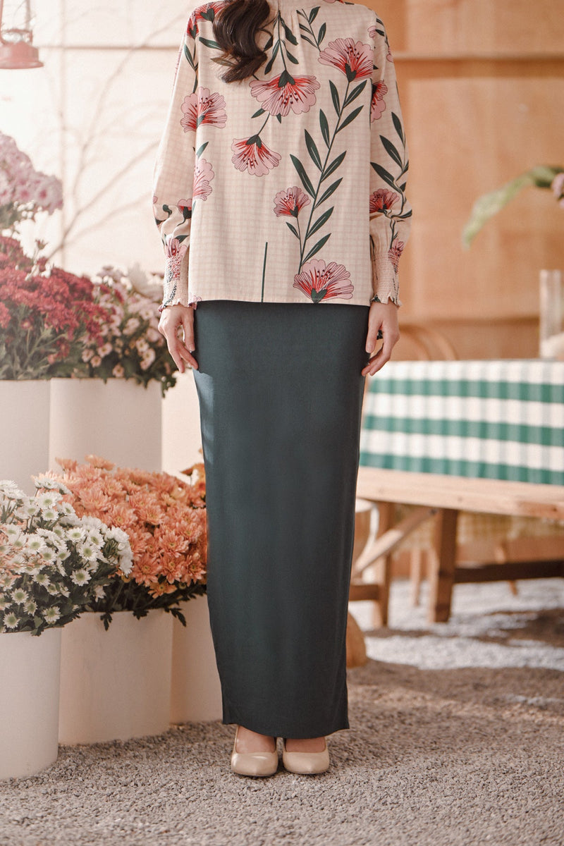 The Embun Women Back Pleated Skirt - Emerald Green