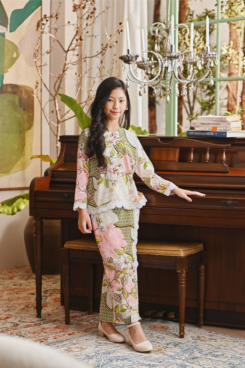 The Glow Delight Kurung Set - Blooms
