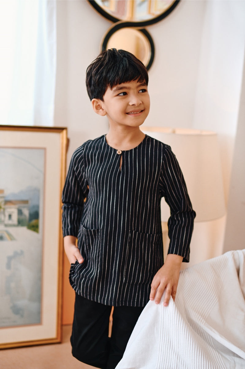 kurta leher bulat hitam jalur budak 