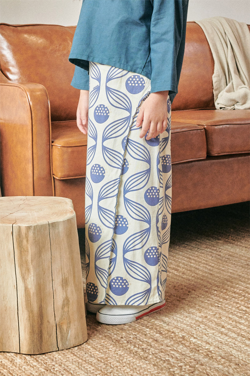 kain selisih depan bersulam