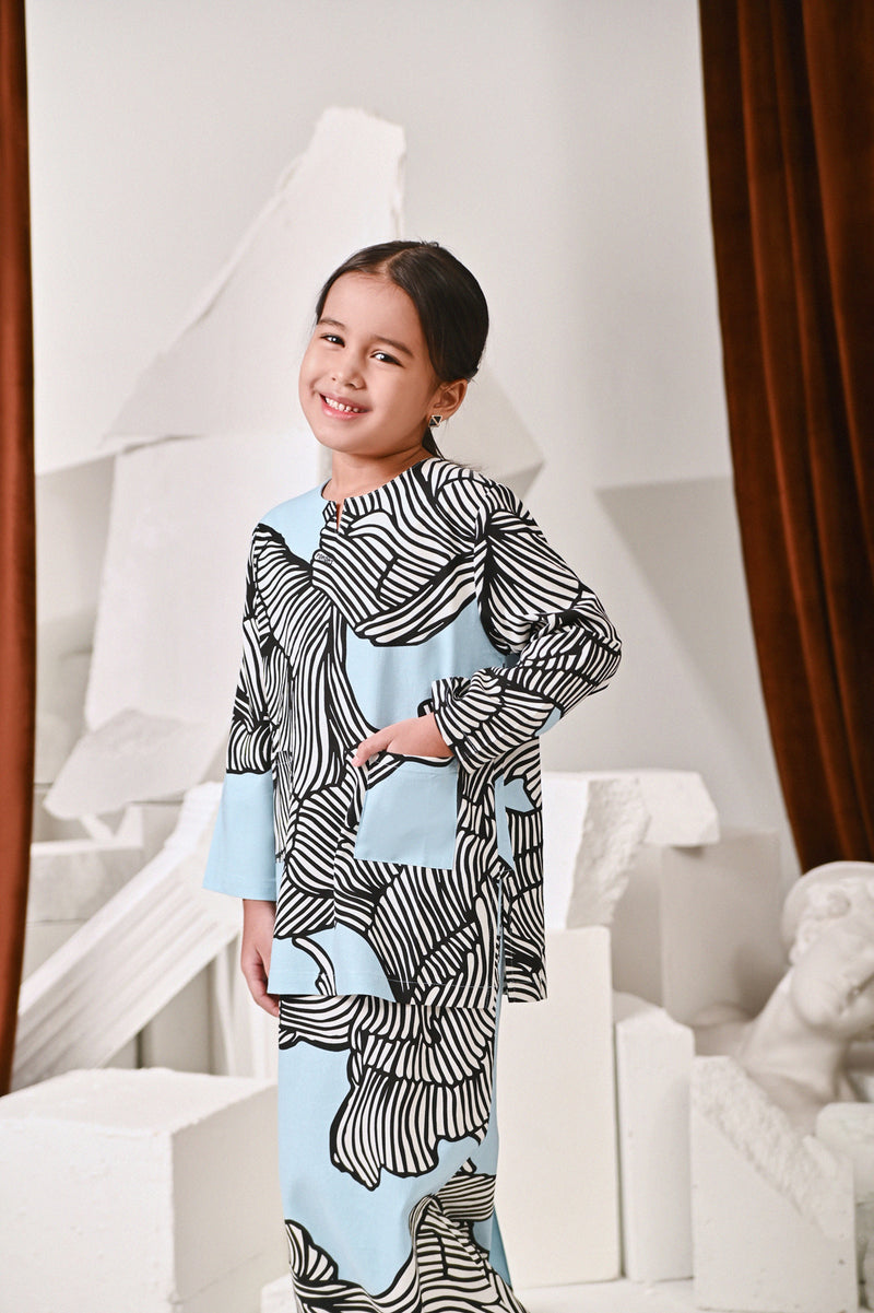 kurung pesak bercorak biru cair budak