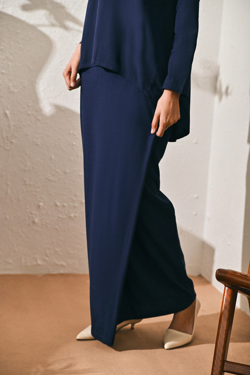 The Rasa Damai Women Folded Skirt - Navy Blue