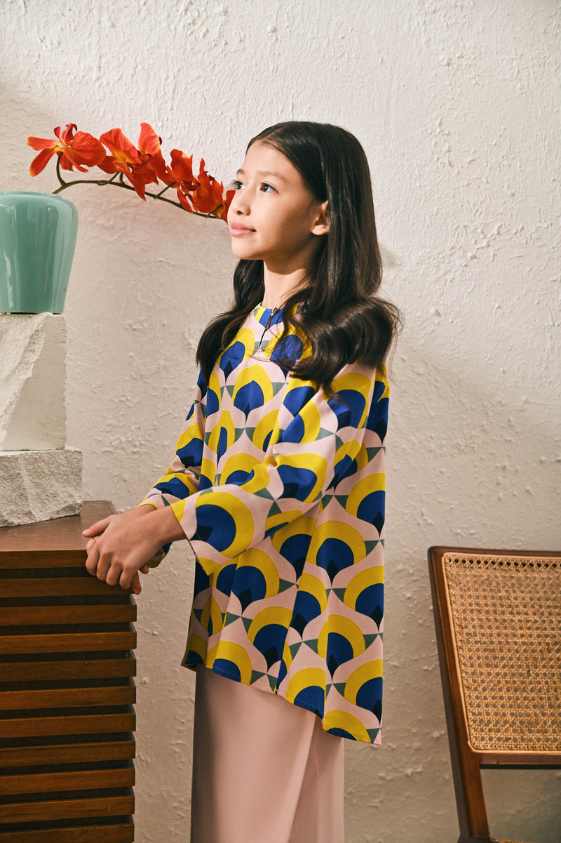 The Rasa Damai Indah Raglan Blouse - Bulan