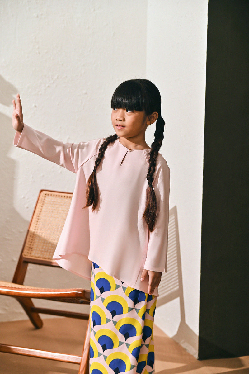 The Rasa Damai Indah Raglan Blouse - Pink