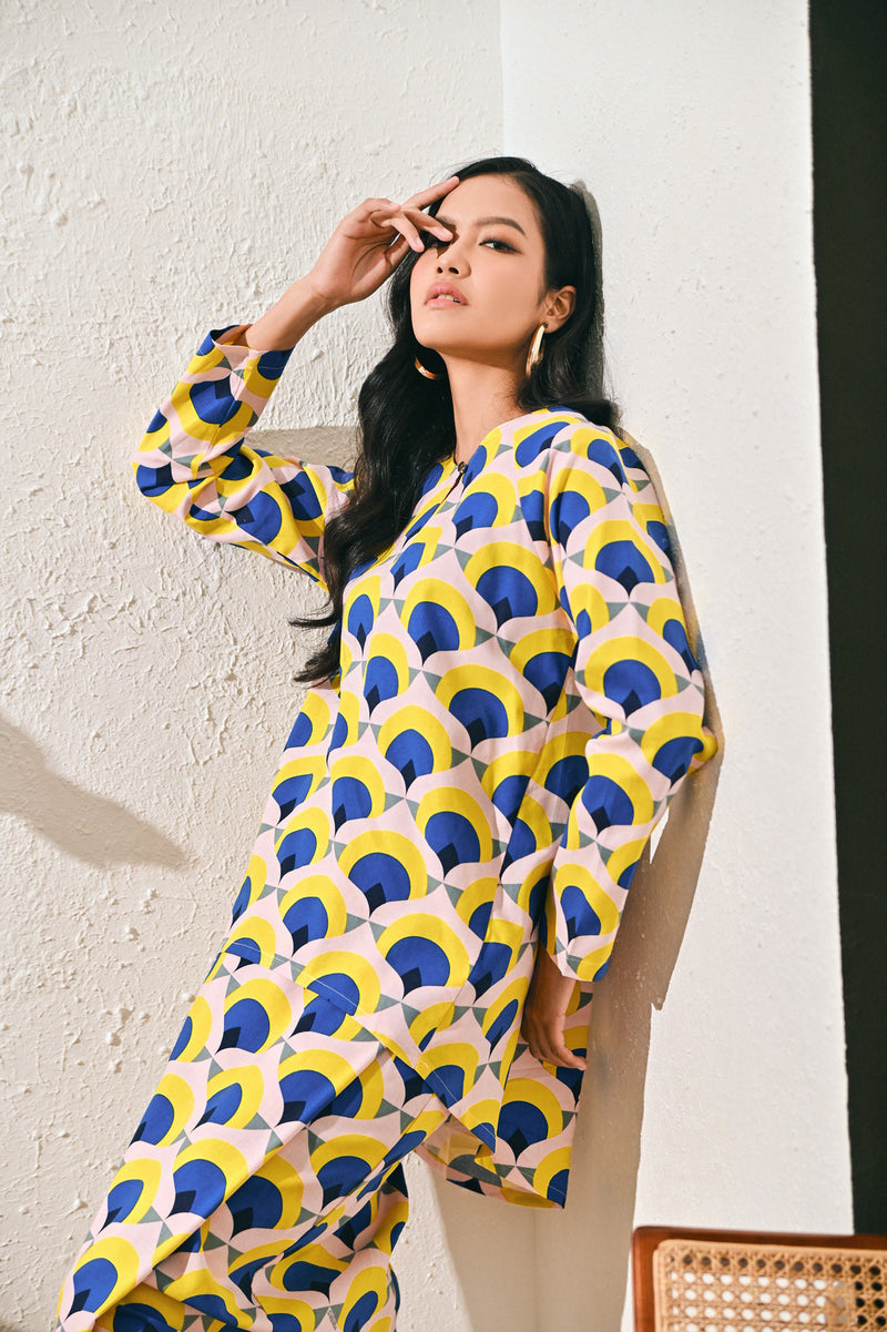 The Rasa Damai Women Indah Raglan Blouse - Bulan