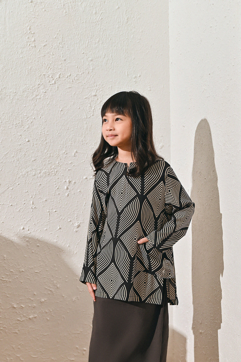 The Rasa Damai Nyaman Kurung Top - Daun