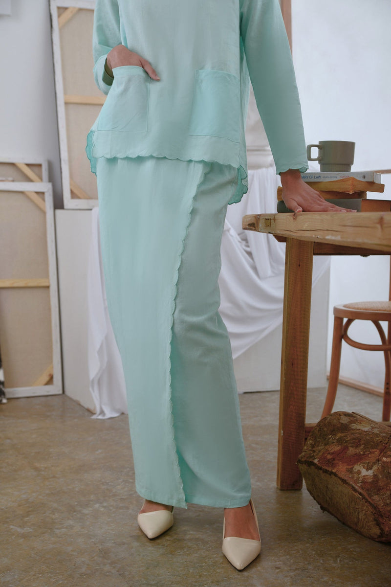 The Seniman Women Scallop Skirt - Tiffany Blue