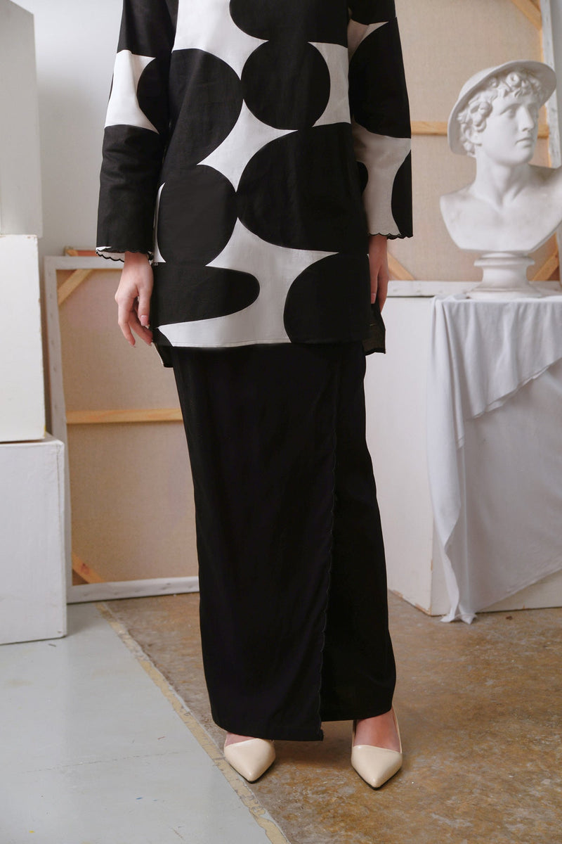 The Seniman Women Scallop Skirt - Black