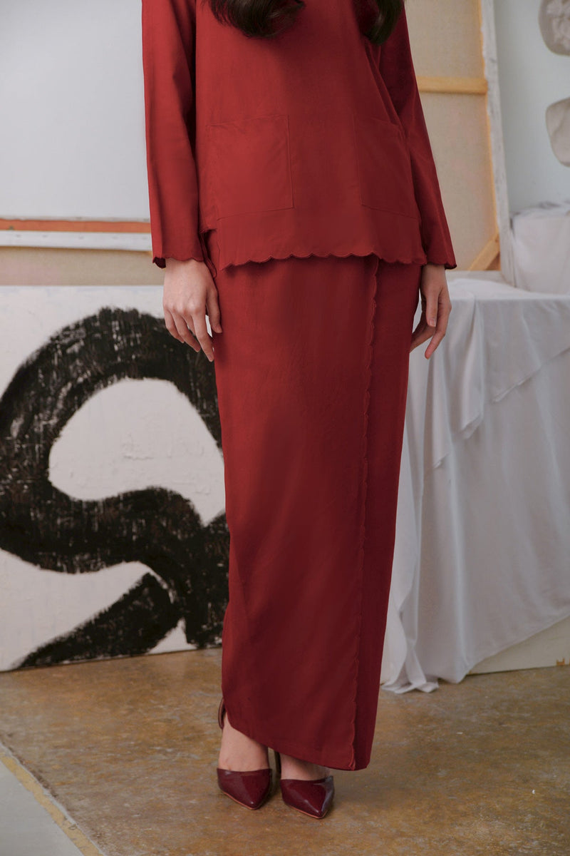 The Seniman Women Scallop Skirt - Maroon