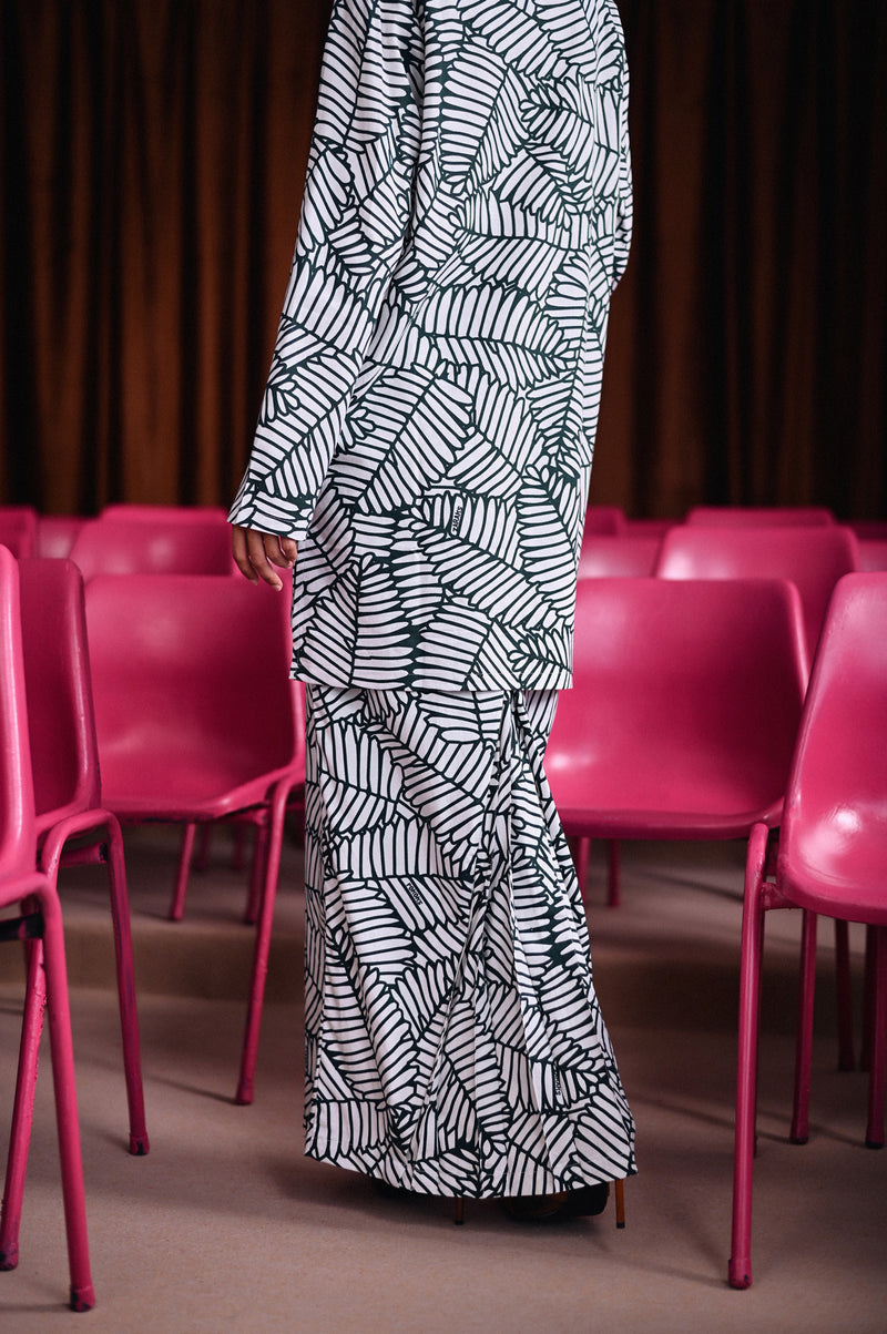 kain kipas bercorak daun perempuan dewasa