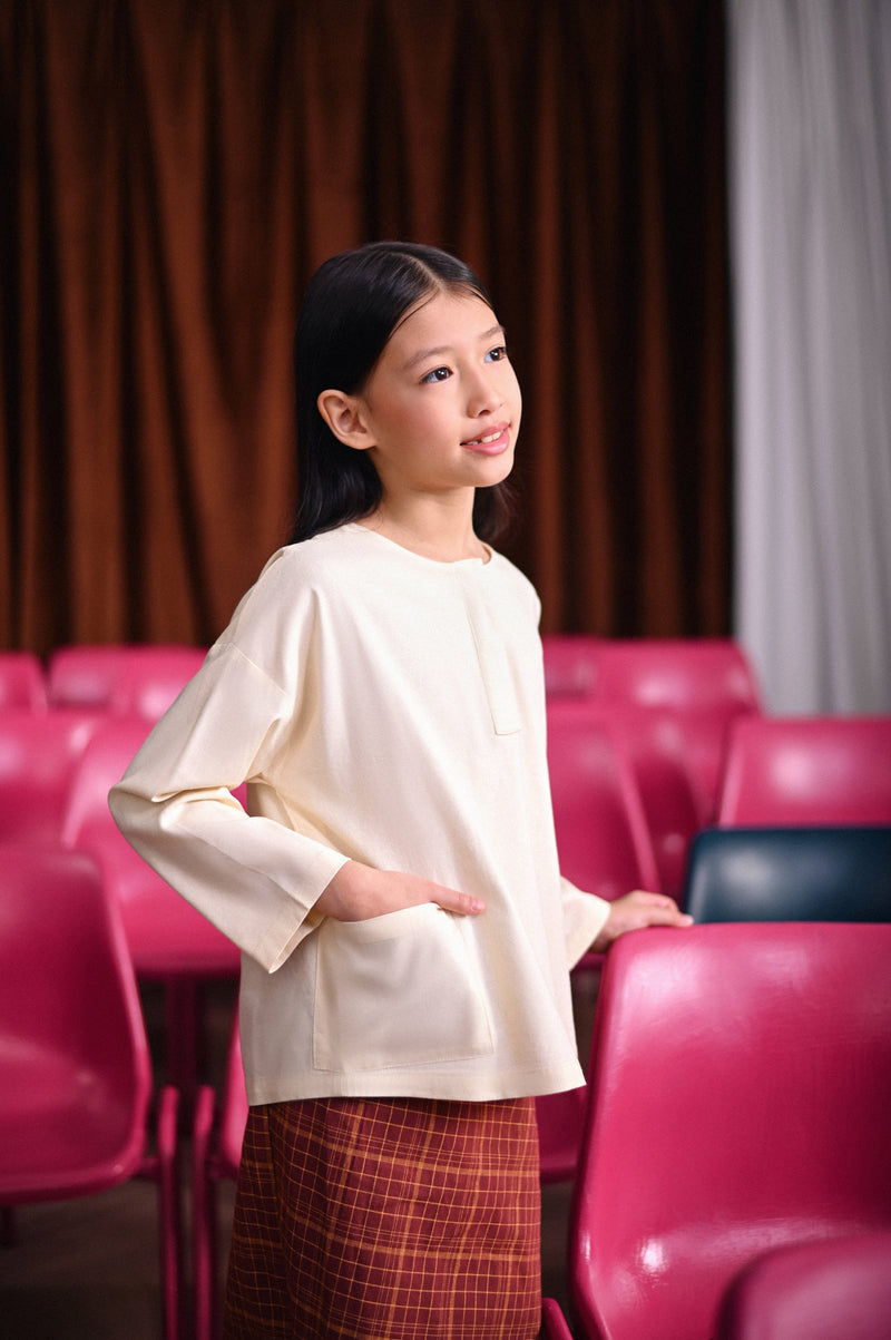 blouse poket cream budak 